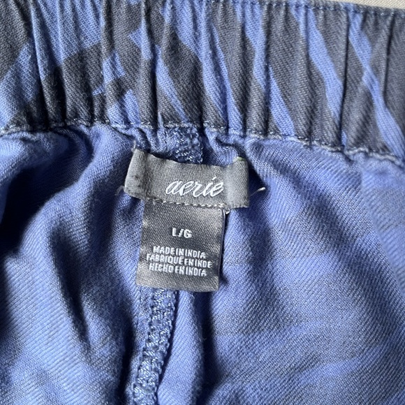 Aerie L women’s blue and black print shorts - Picture 3 of 4